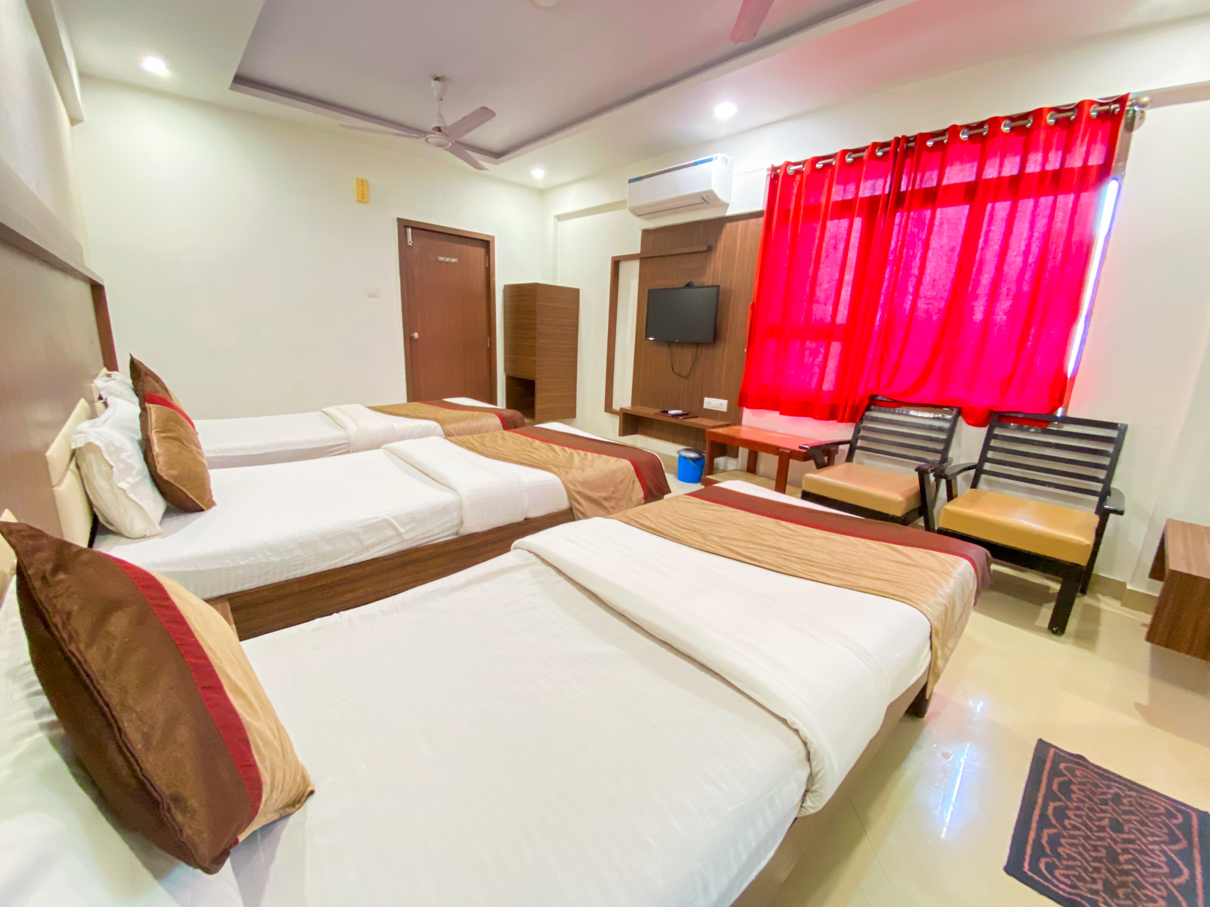 Hotel Gomti - Tap to explore photos