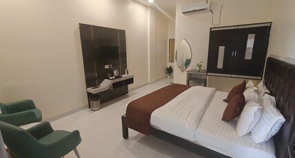 HOTEL RAJMAHAL BOARDING AND LODGING Room Type - Elegant Suite
