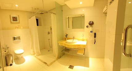 Sunday Hotel Kingdom Towers Formerly Warwick Al Dabab Hotel Room Type - Deluxe Room King