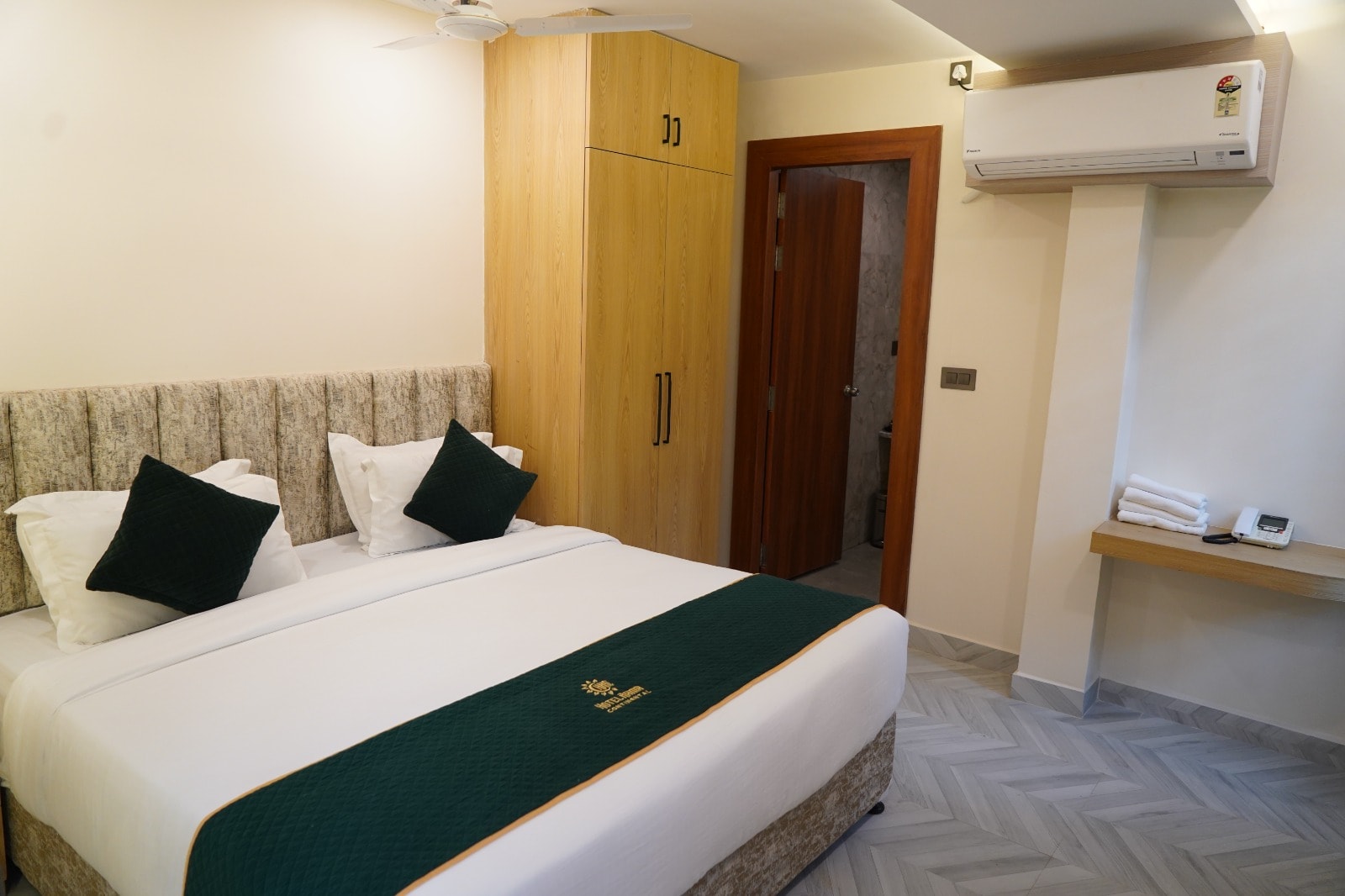 Hotel Rama Continental unit 2 - Tap to explore photos