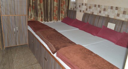 ajanta hotel Room Type - Deluxe Six Bed AC Room