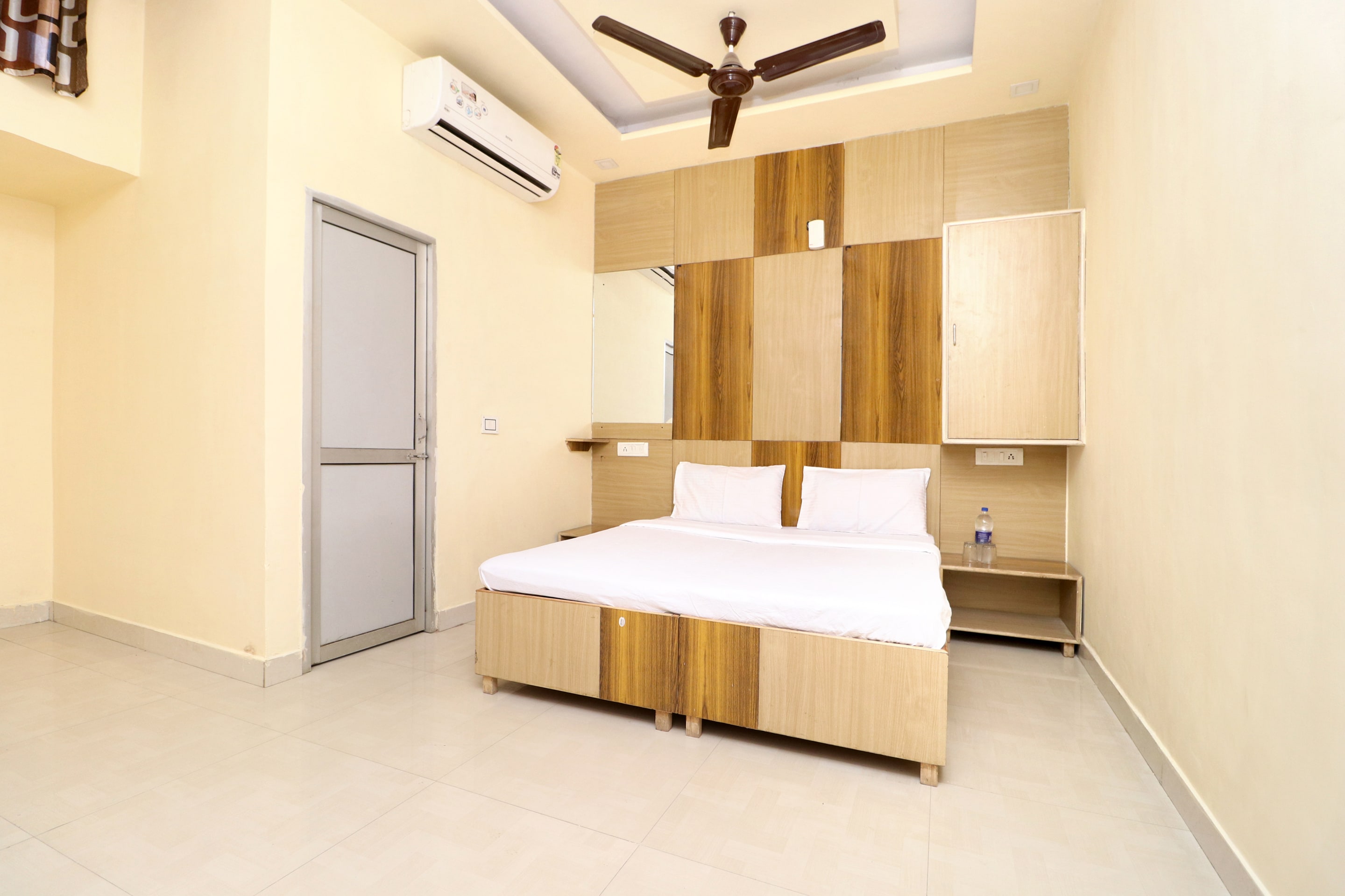 Hotel Oasis - Tap to explore photos