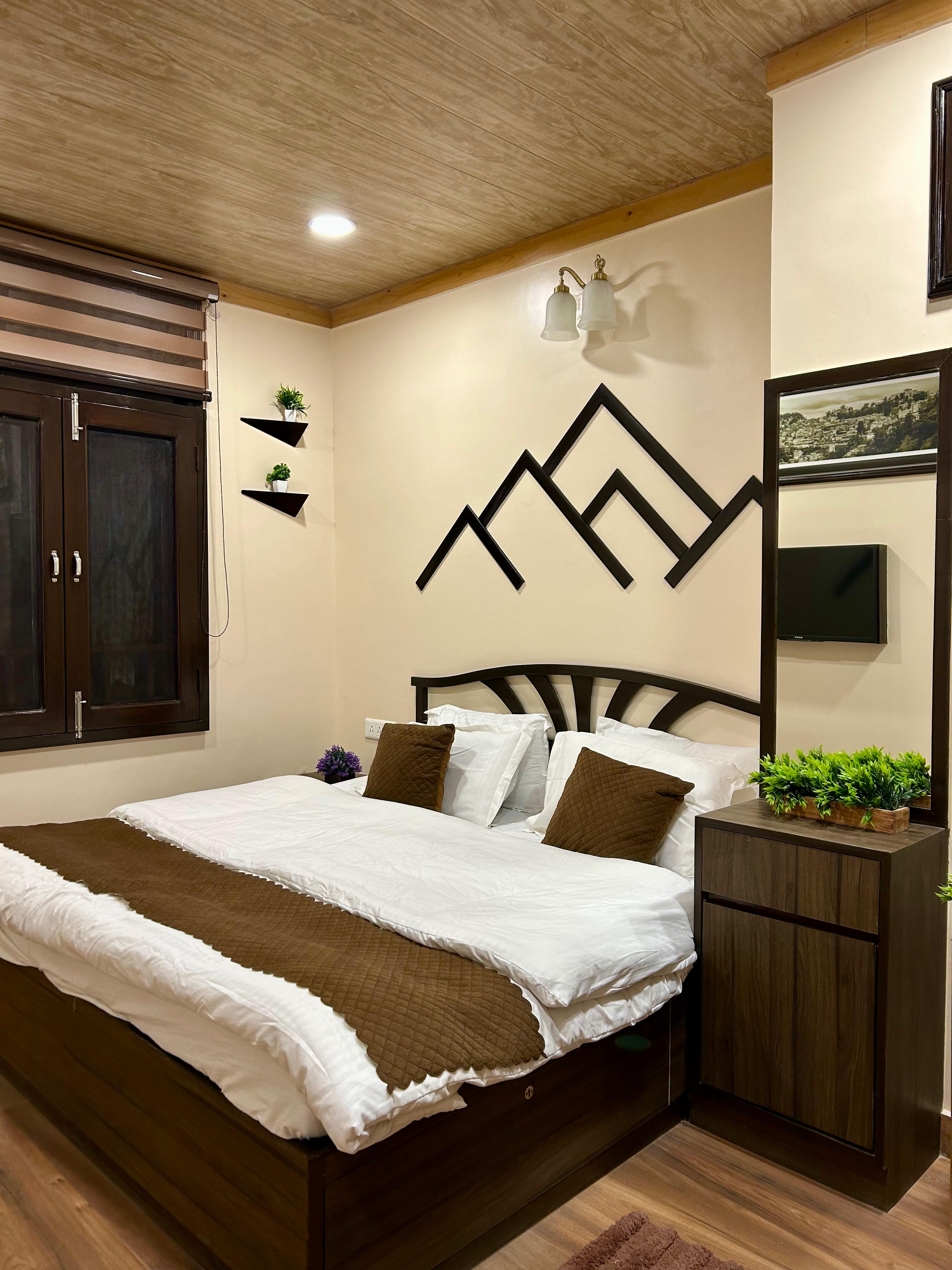A Mall Road Stay with Panoramic Views - Tap to explore photos