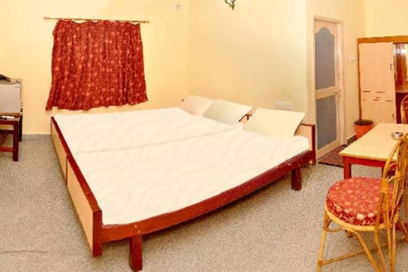 SRI MURUGAN GUEST HOUSE - Tap to explore photos
