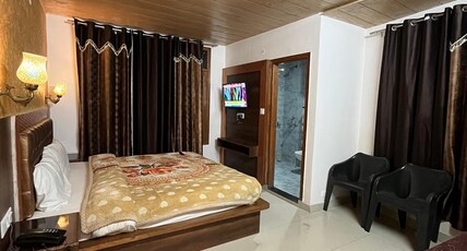 Laj Guru near Mall Road Room Type - Super Deluxe Room