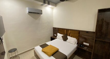 Hotel Siddharth Residency  Near NESCO Exhibition Centre Room Type - Deluxe Room