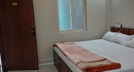 Hotel shree Bharti Room Type - Bedroom 103