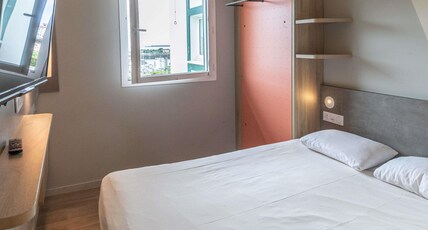 ibis budget Ciboure Saint Jean de Luz Room Type - Standard room with one double bed, bathroom with shower, and bay view ibis budget Ciboure Saint Jean de Luz Room Type - Standard room with one double bed, bathroom with shower, and bay view