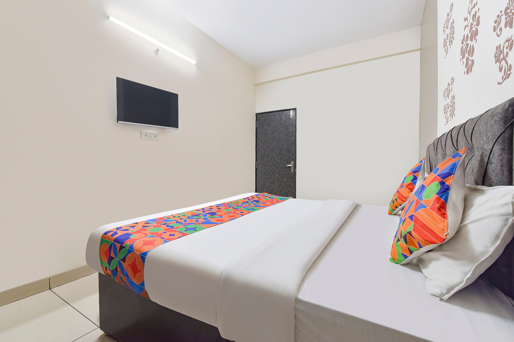 Via Global AD - Tap to explore photos