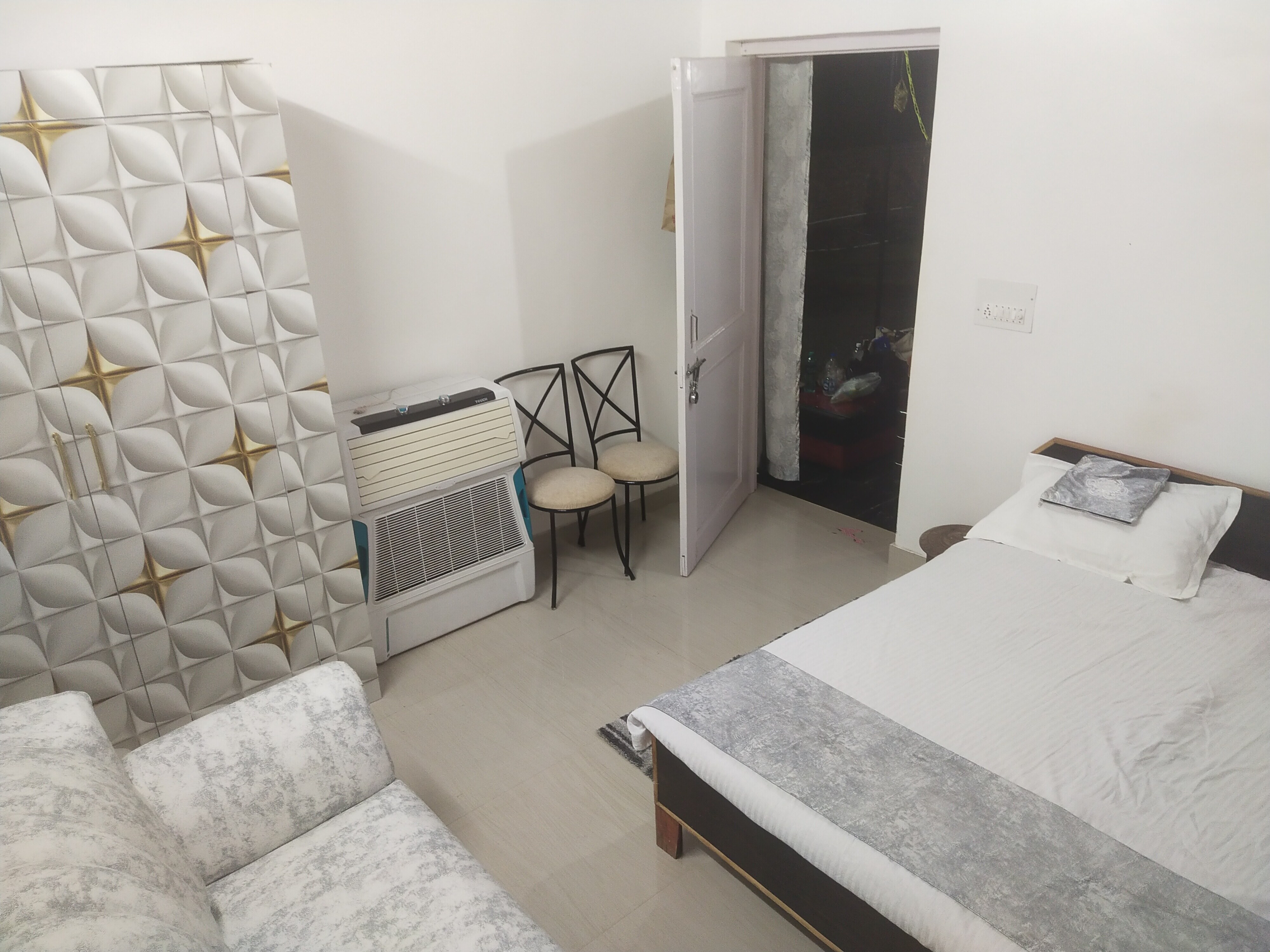 Club 99 Homestay - Tap to explore photos