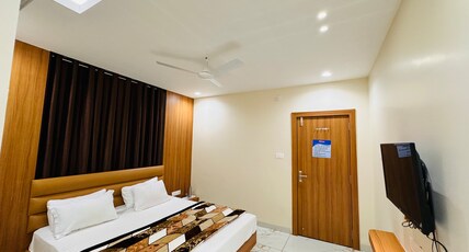 Hotel Shree Krishnam Room Type - Deluxe Room