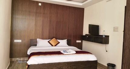 PPH Living Sri Sai Suites Room Type - Deluxe Double AC Room