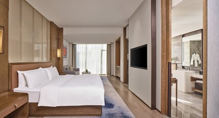 Crowne Plaza CHENGDU WUHOU Room Type - 1 King Junior Suite Luxury Bath View