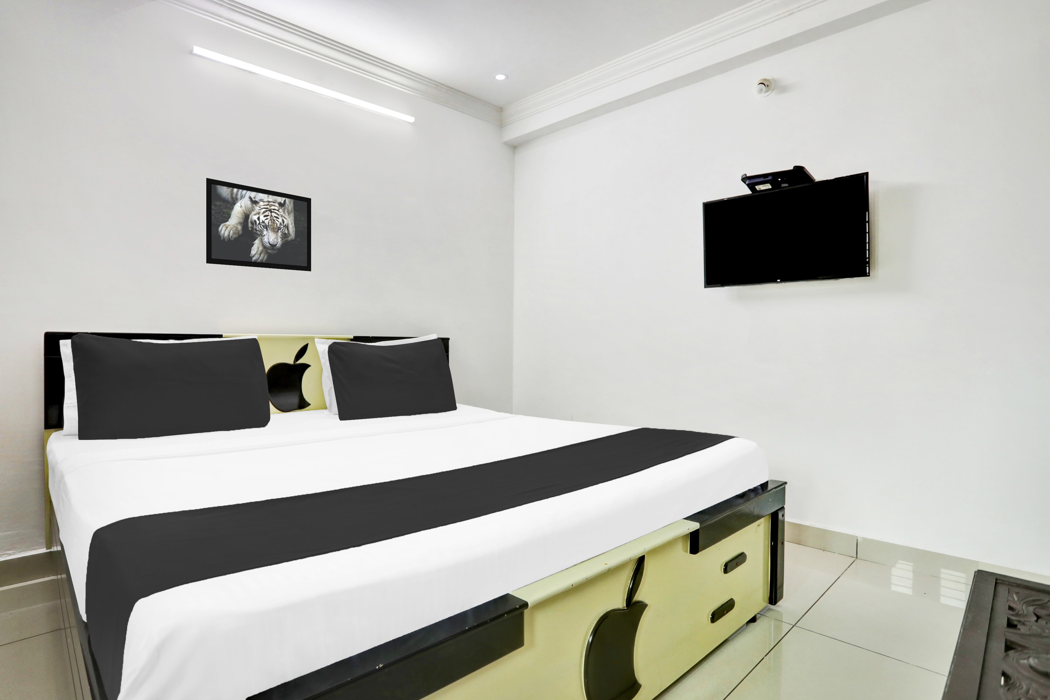 Hotel O J3 LUXURY ROOMS - Tap to explore photos