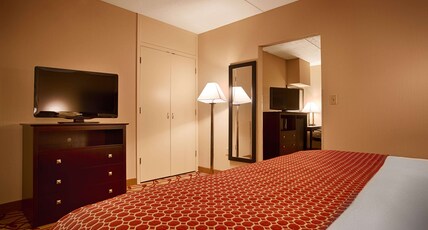 Best Western Park Hotel Room Type - Accessible - 1 King, Mobility Accessible, Communication Assistance, Bathtub, Non-Smoking, Full Break Best Western Park Hotel Room Type - Accessible - 1 King, Mobility Accessible, Communication Assistance, Bathtub, Non-Smoking, Full Break
