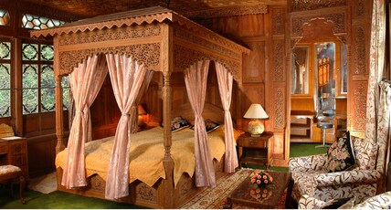 WelcomHeritage Gurkha Houseboats Room Type - Suite Room