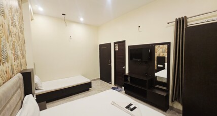 HOTEL ARYA Room Type - Deluxe Four Beded AC Room