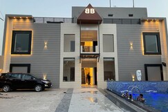 The Bubbles Pool and Rooms