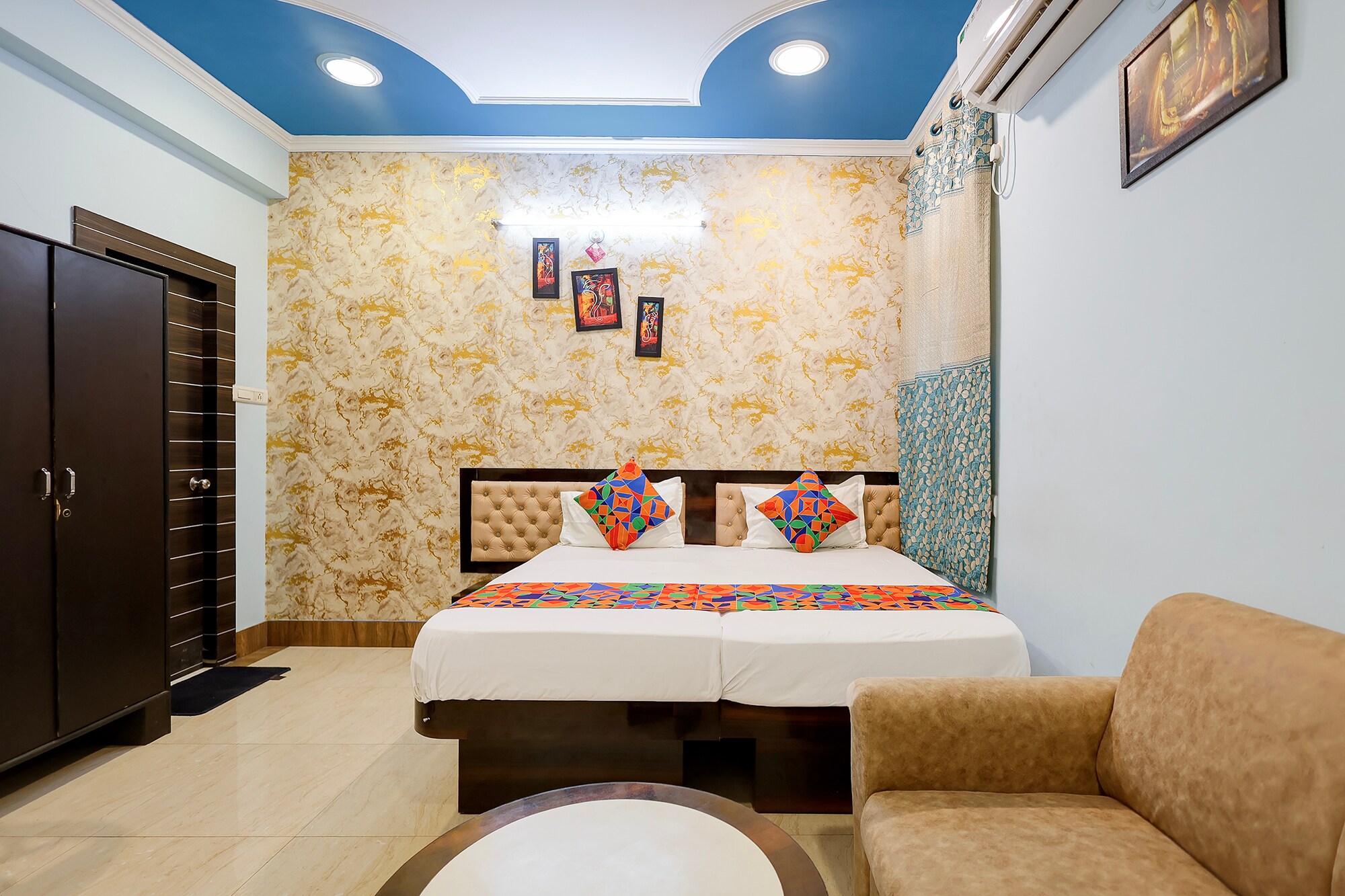 FabHotel Luxe cozy - Tap to explore photos