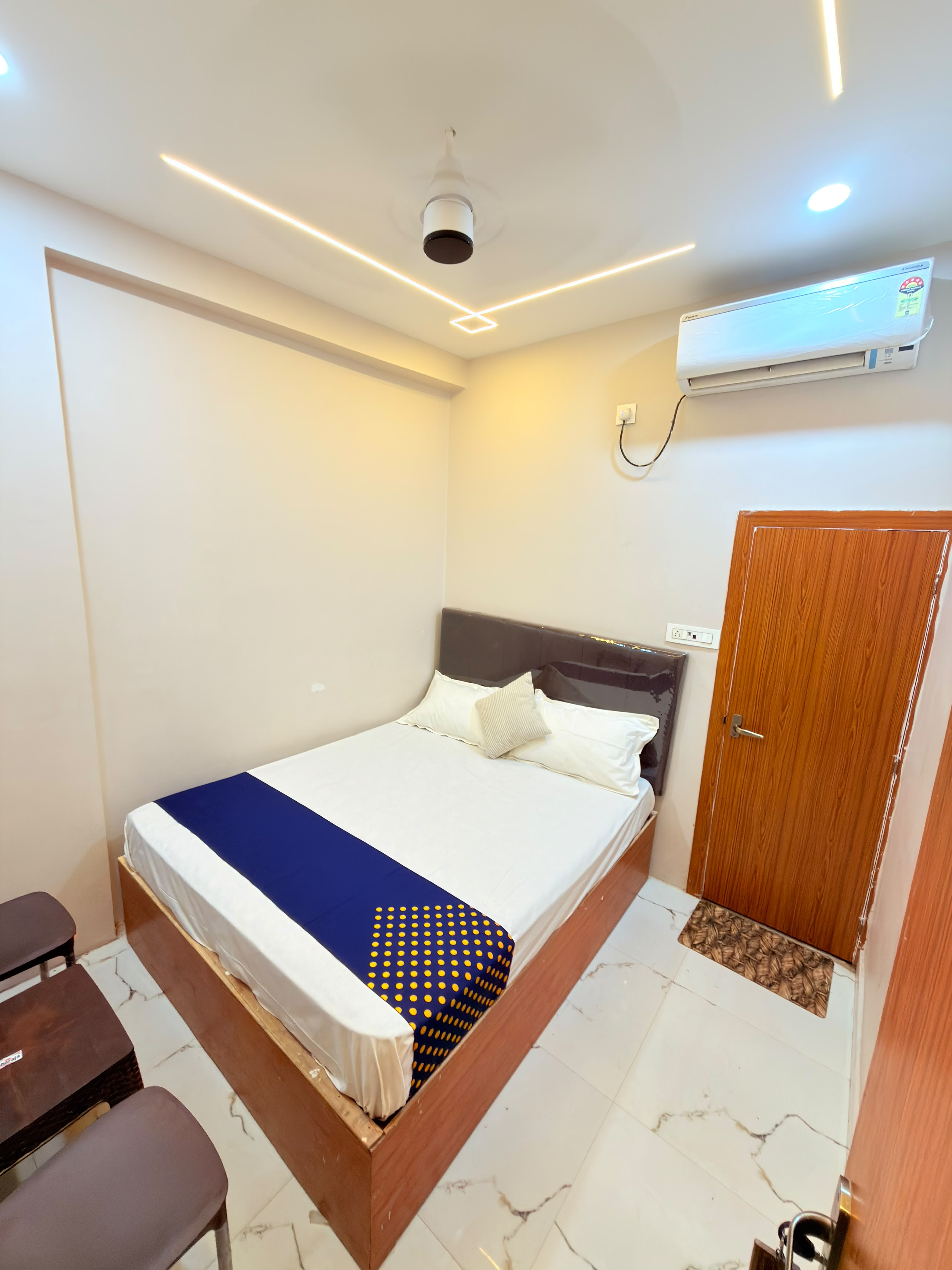 Hotel Kashika (2 minutes walking distance to Kashi vishwanath temple) - Tap to explore photos
