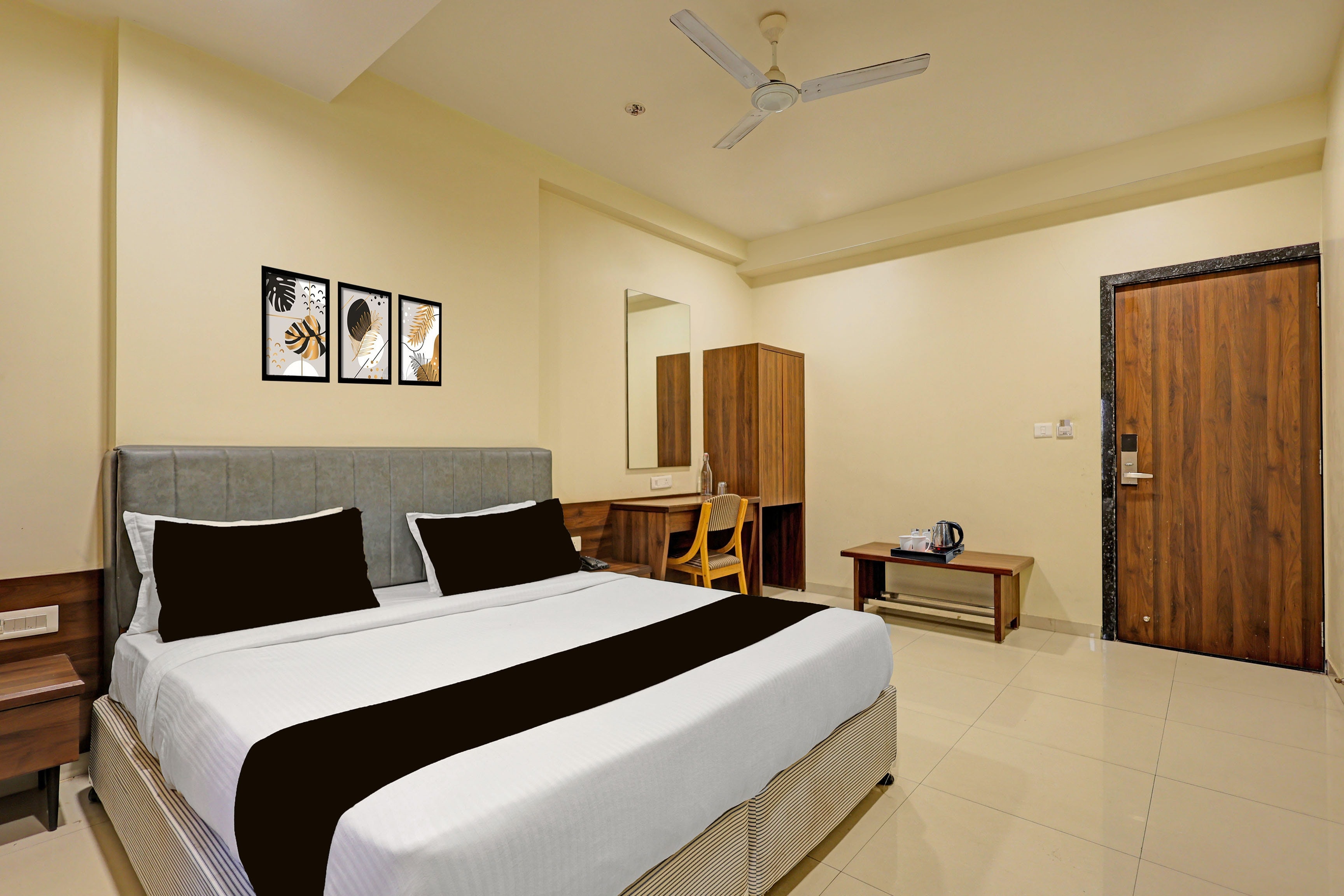 Super Townhouse Vadodara Railway Station Road Formerly Hotel Raajpath - Tap to explore photos