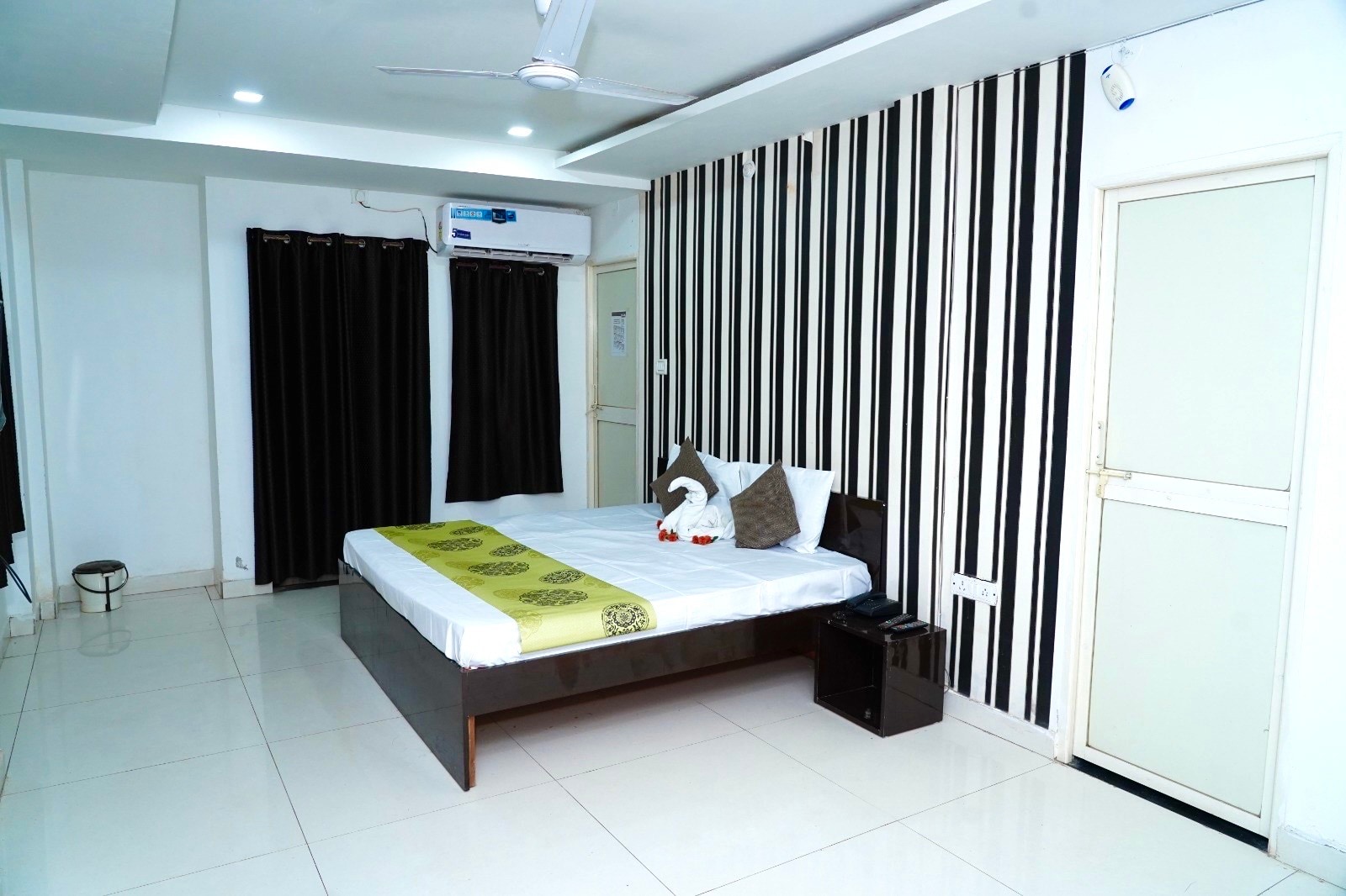 VR GUEST HOUSE - Tap to explore photos