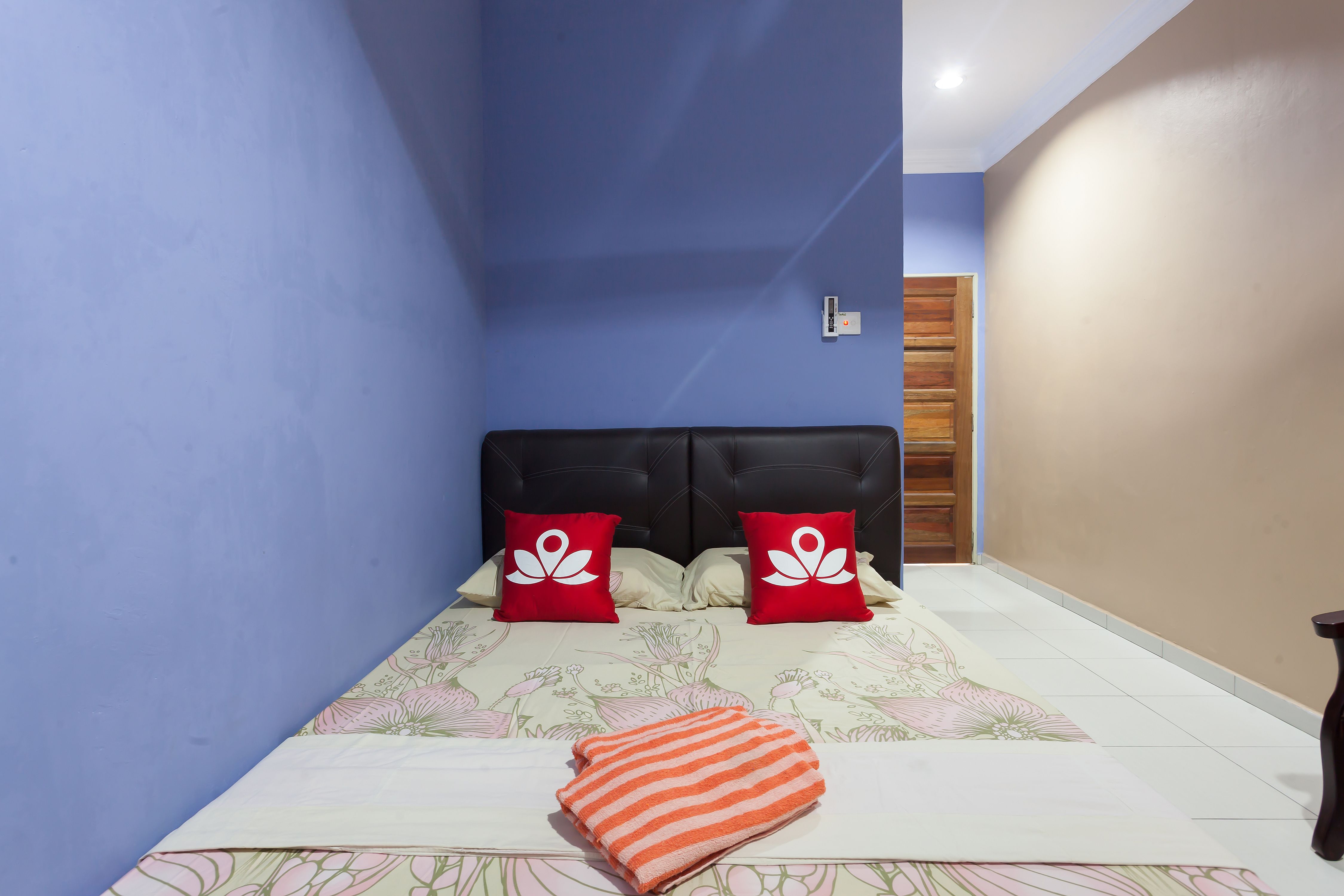 ZEN Rooms Kedawang - Tap to explore photos