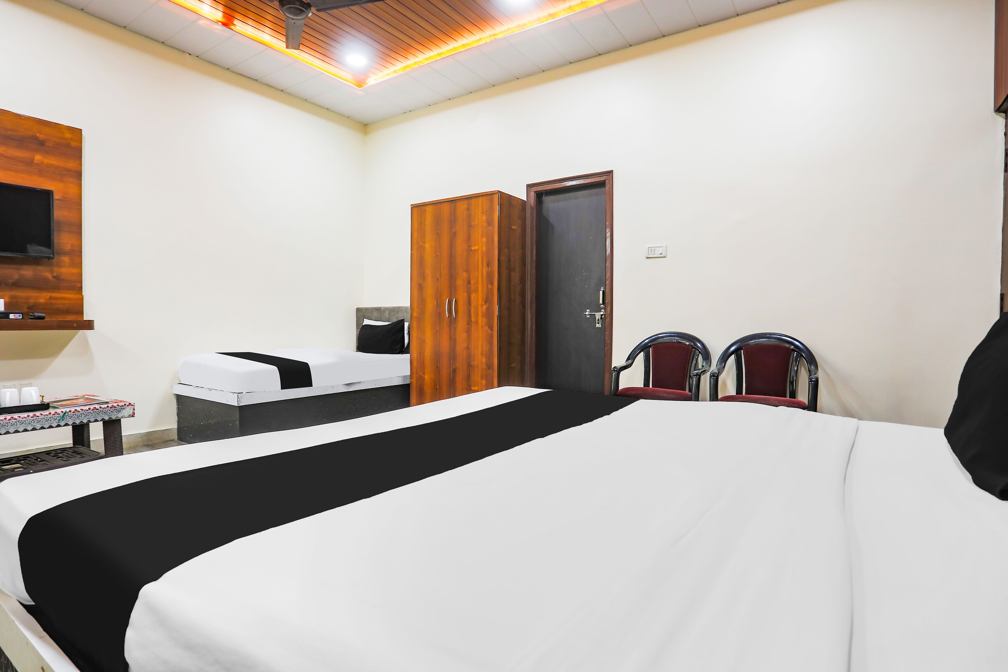 OYO Collection O Jagannath Mandir Road Formerly Paradise Residency - Tap to explore photos
