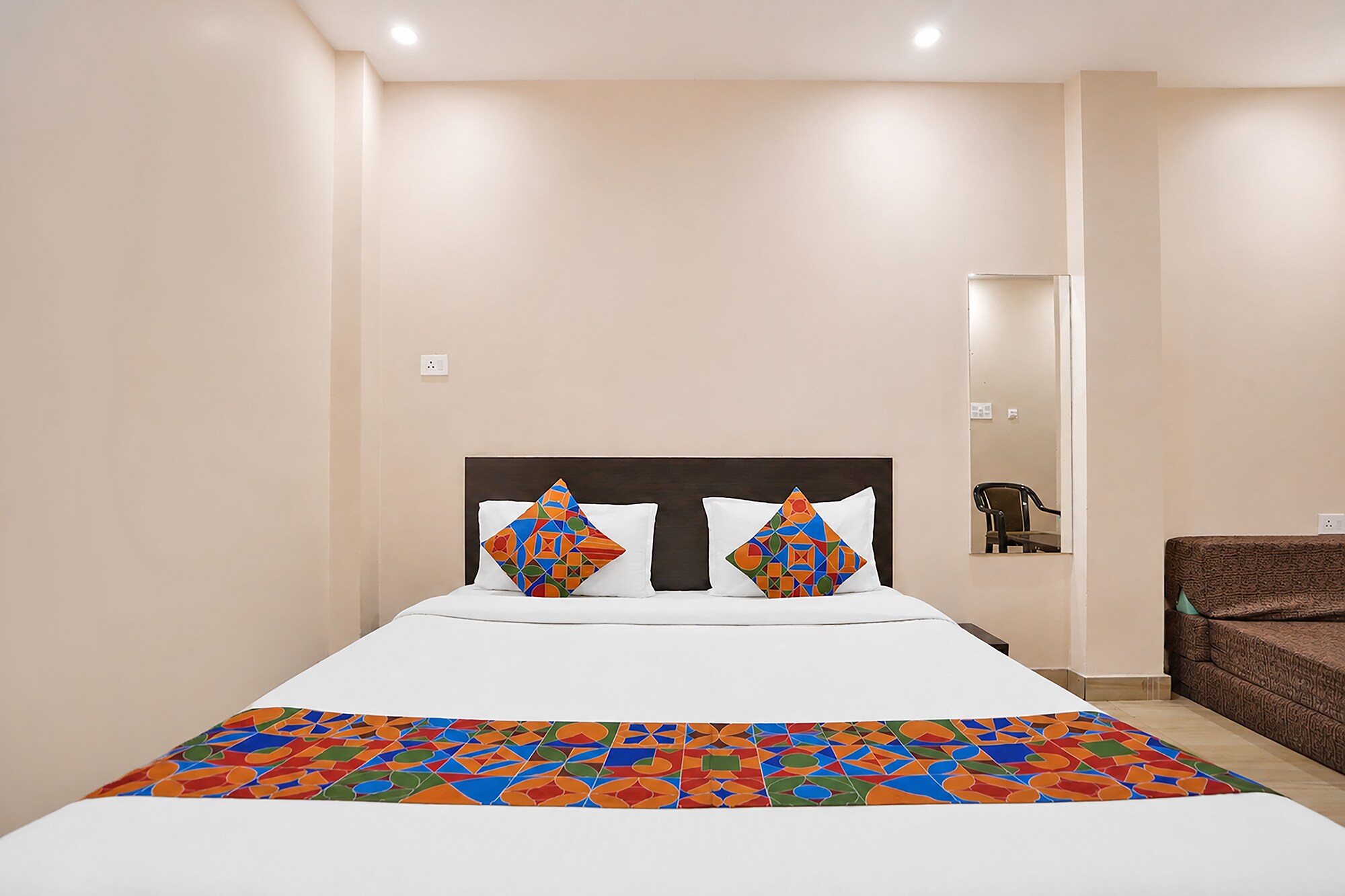 Fahotel Rudransh Residency-1Km from Kashi Vishwanath Temple - Tap to explore photos