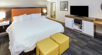Hampton Inn & Suites Morgantown / University Town Centre Room Type - 1 KING MICROWV FRIDGE NS