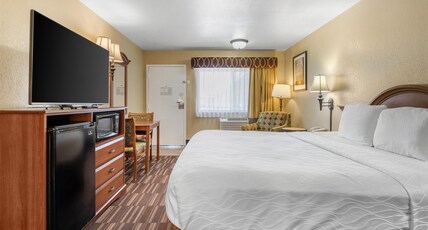 Best Western Desert Winds Room Type - 1 King Bed, Non-Smoking, High Speed Internet Access, Microwave And Refrigerator, Coffee Maker, Haird Best Western Desert Winds Room Type - 1 King Bed, Non-Smoking, High Speed Internet Access, Microwave And Refrigerator, Coffee Maker, Haird