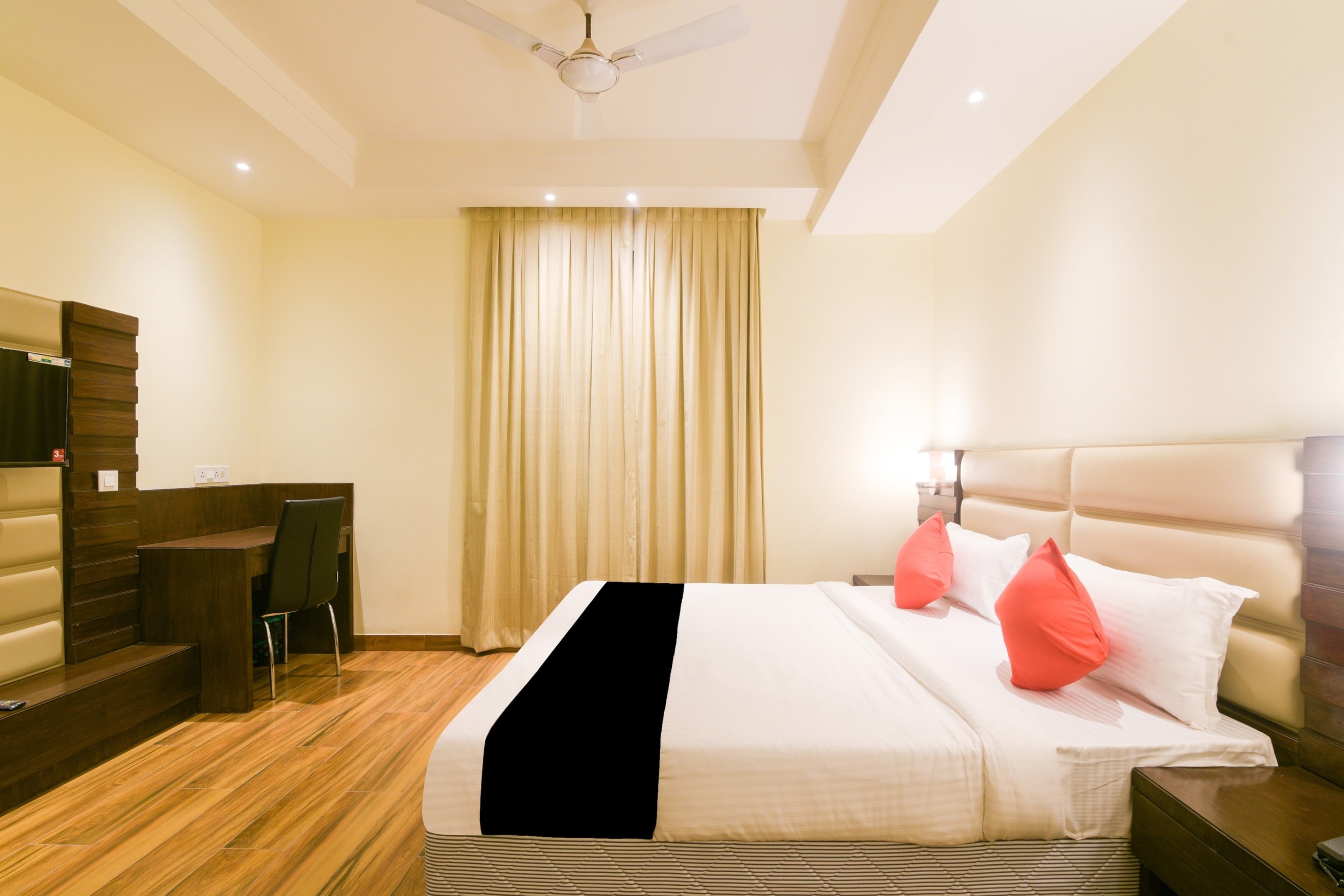 Super OYO 77736 Hotel Starlight - Tap to explore photos
