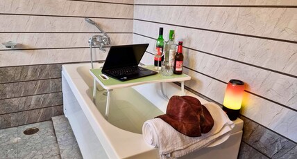 Bunker Burwa Manali Room Type - Luxury Room with Bathtub