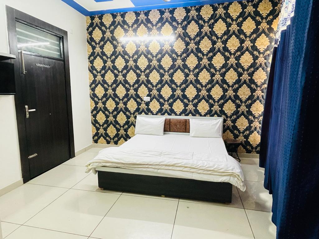 Hotel Gevora - Tap to explore photos