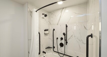 Bloom Mississauga, Tapestry Collection by Hilton Room Type - 2 QN BEDS ACC WITH BATHTUB