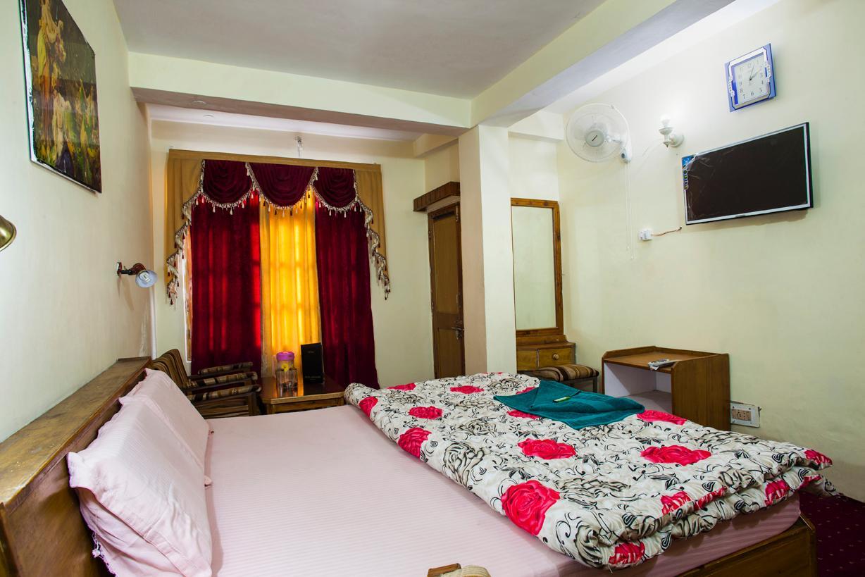Hotel Mahajan - Tap to explore photos