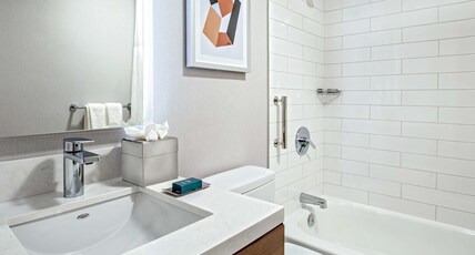DoubleTree by Hilton Boston/Westborough Room Type - 1 KING BED BATHTUB