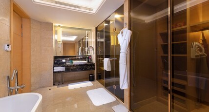 Crowne Plaza XI'AN Room Type - 1 Bedroom Suite Dining Area Crowne Plaza XI'AN Room Type - 1 Bedroom Suite Dining Area
