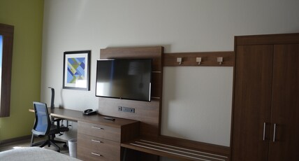 Holiday Inn Express & Suites Liberal, an IHG Hotel Room Type - 1 King Bed Standard