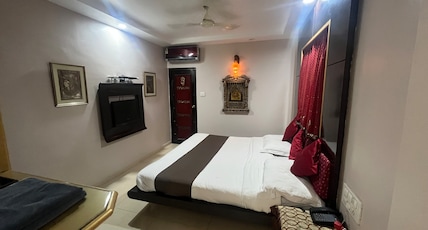 Hotel Parash New (A complete family hotel) Room Type - Super Deluxe double bed Non AC Room (Only For Family and Couples) Hotel Parash New (A complete family hotel) Room Type - Super Deluxe double bed Non AC Room (Only For Family and Couples)
