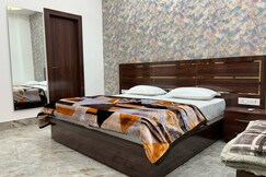 HOTEL LUXURY INN