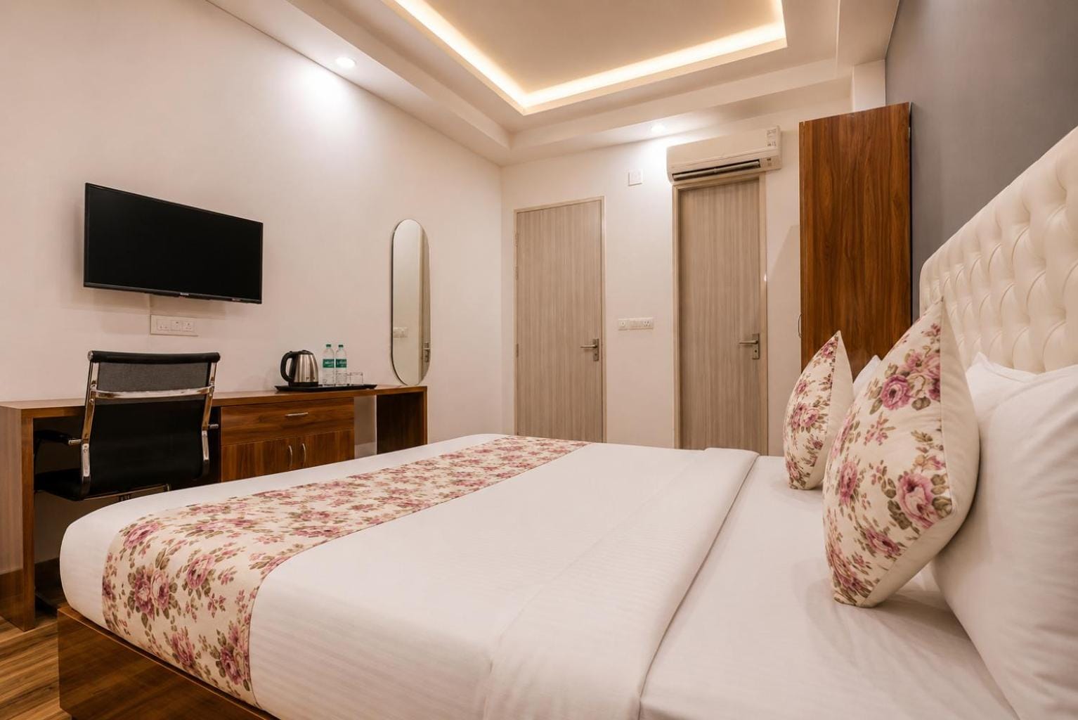Sky Rise Inn Near Medanta - The Medicity, Gurugram - Tap to explore photos
