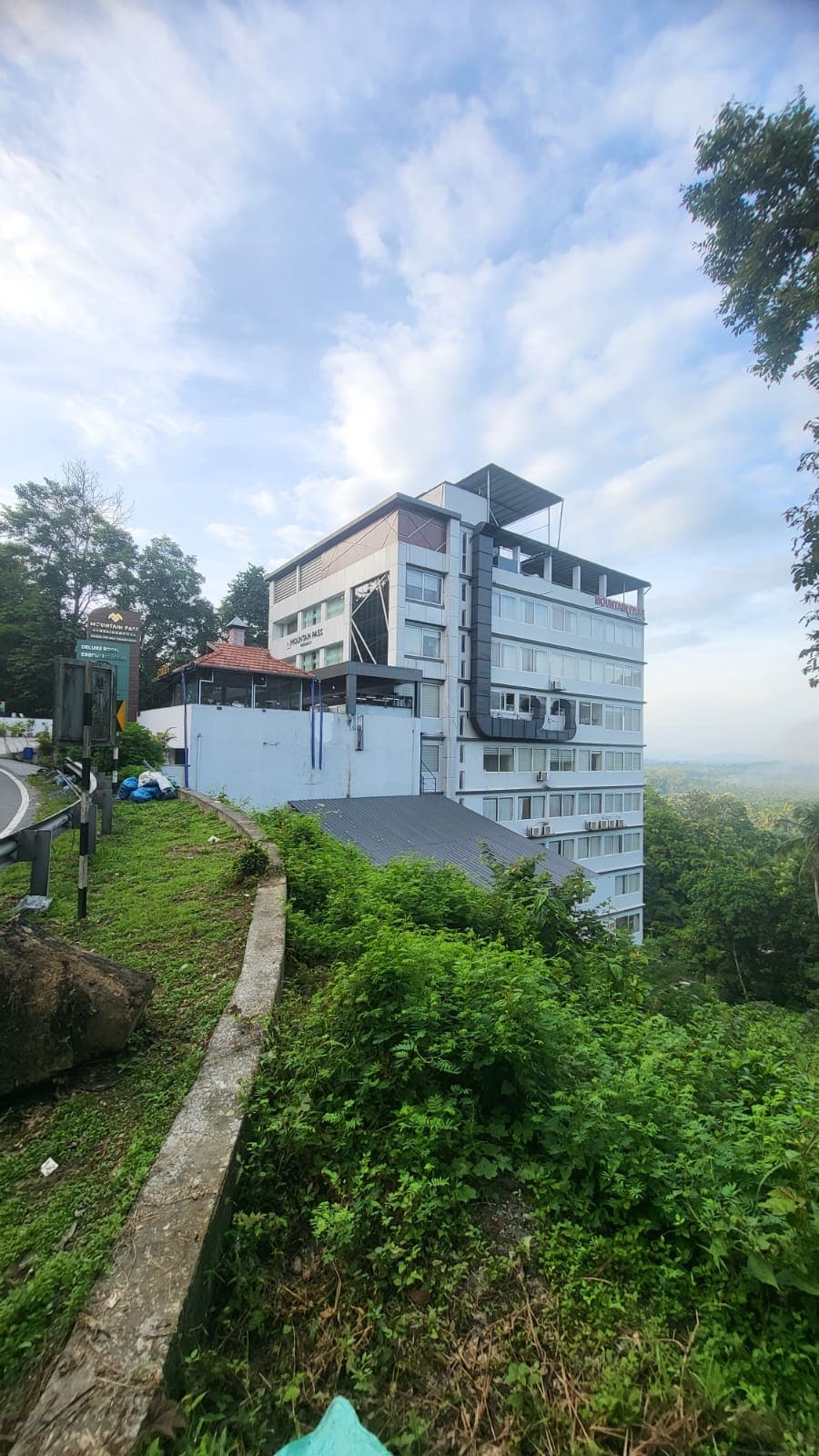 MOUNTAIN PASS HOTEL AND MOUNTAIN PASS RESIDENCY - Tap to explore photos
