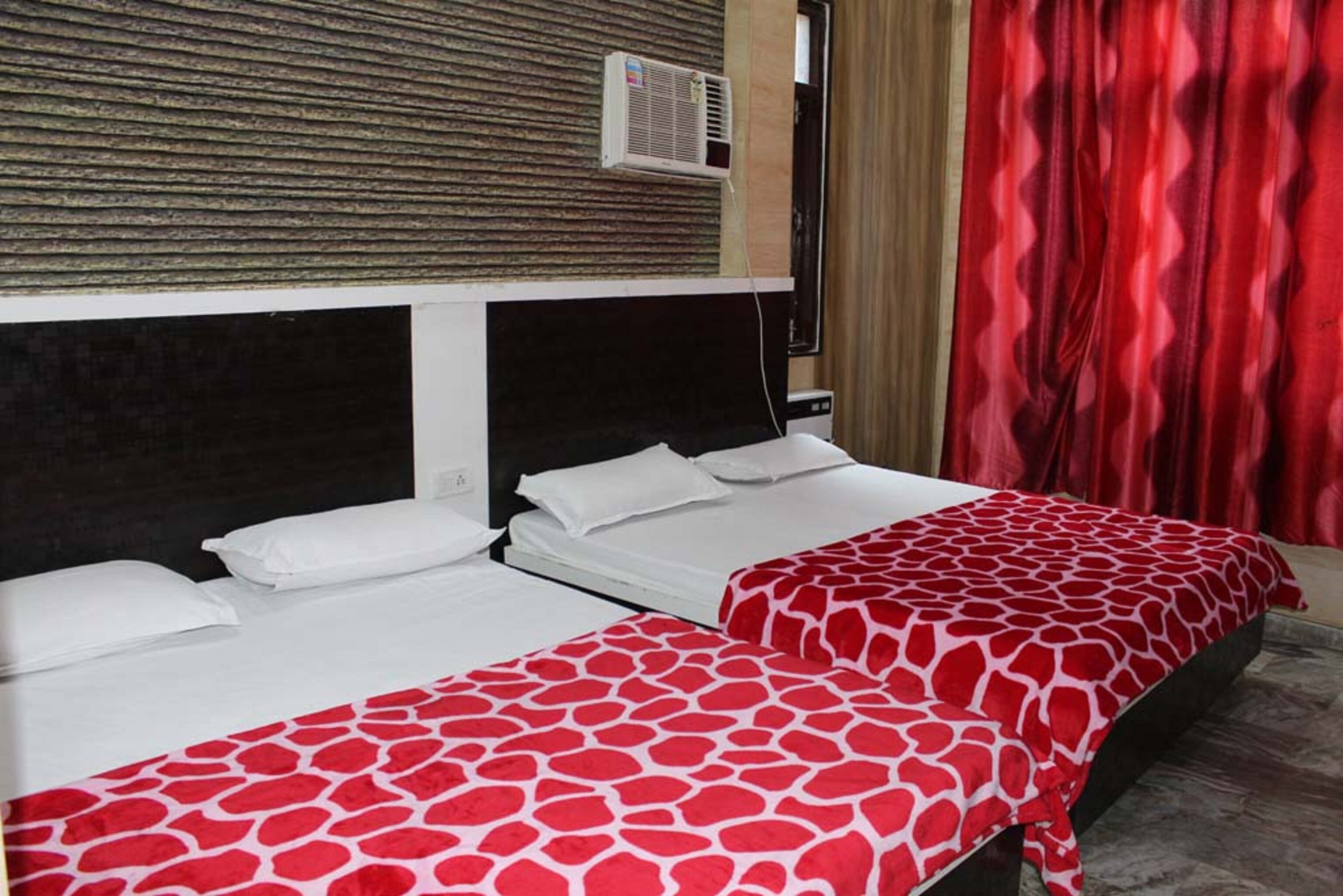 Hotel Puri Grand Amritsar - Tap to explore photos