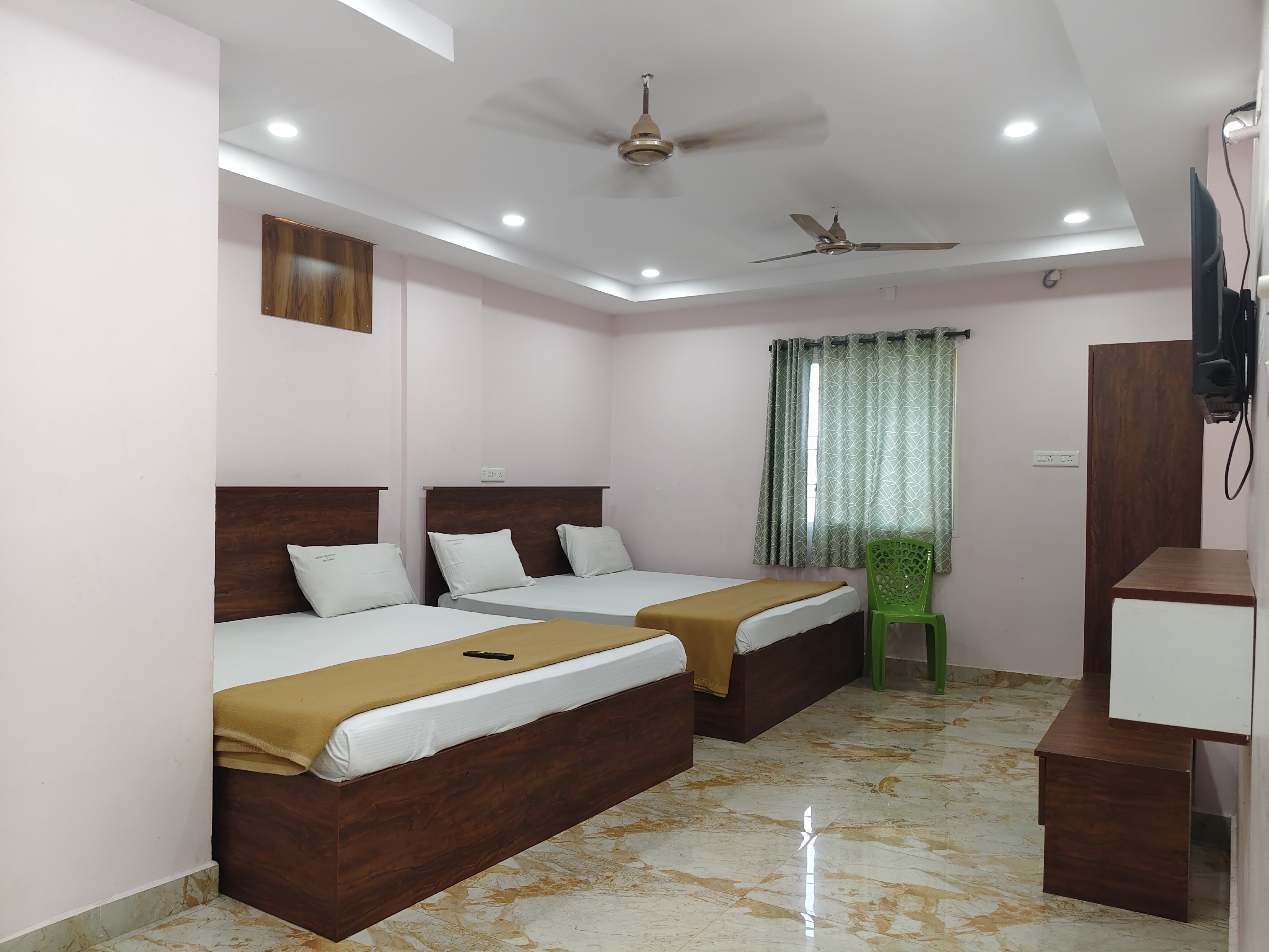 CHANDU'S HOTEL & FUNCTION HALL - Tap to explore photos