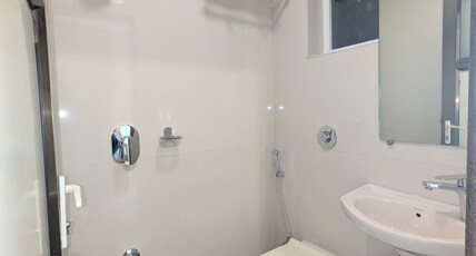 HOTEL BOMBAY INTERNATIONAL Room Type - Standard Double Twin Bed