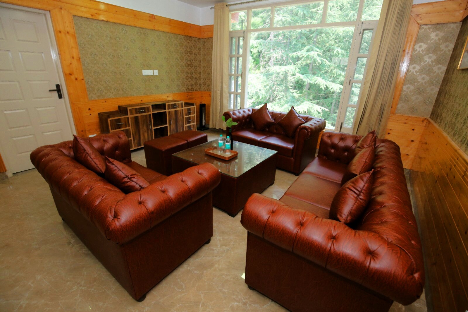 Decent Stay Rooms and Apartment - Tap to explore photos