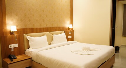 THE GAUTAM RESIDENCY Room Type - Deluxe Room