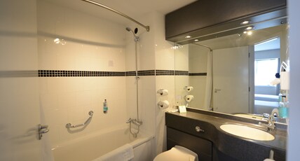 Holiday Inn Wolverhampton - Racecourse Room Type - 2 Single Standard Parade Ring View
