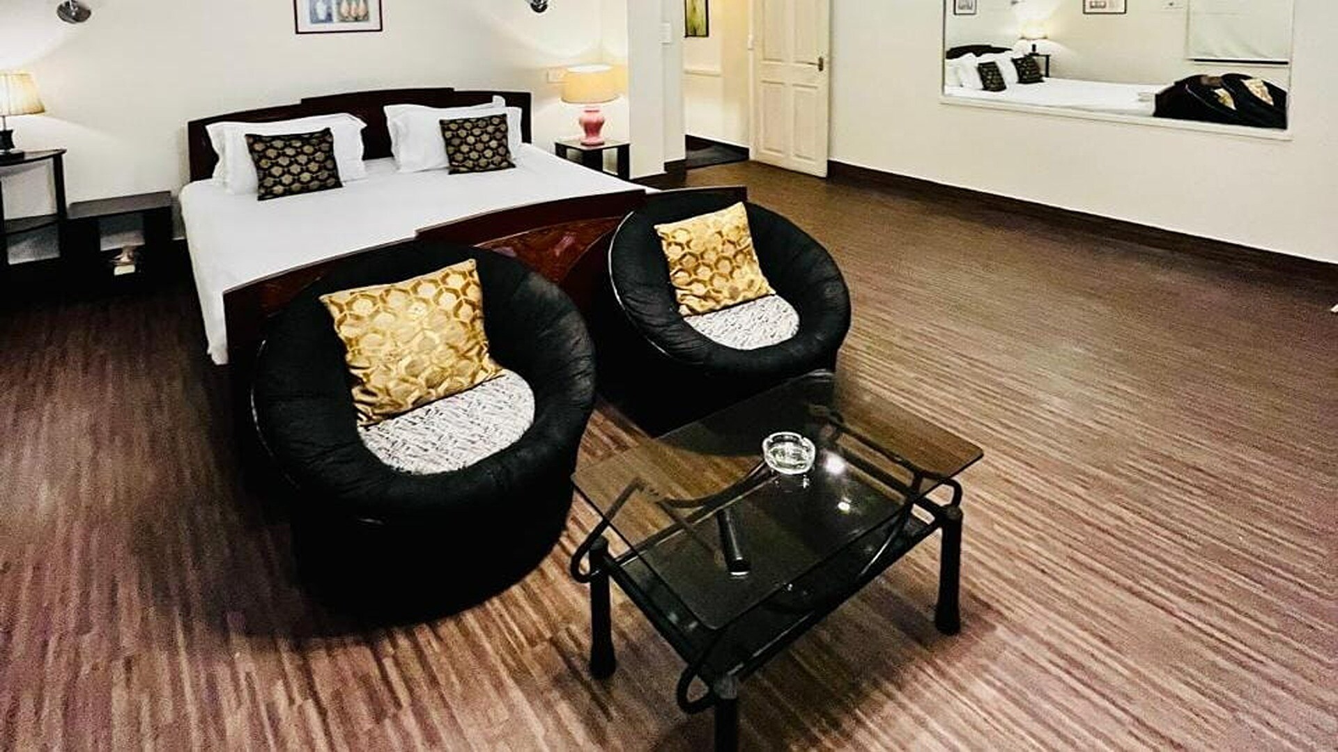 A 1000 sqft 2BHK Apartment on Ballygunge main road - Tap to explore photos
